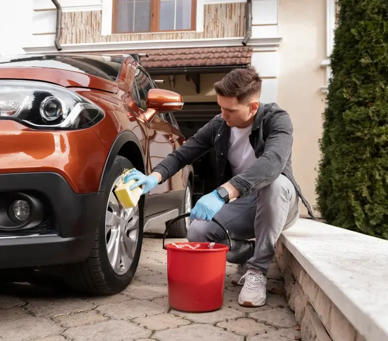 Lavage auto à domicile Bazoches-et-Saint-Thibaut : professionnel intervenant sur un véhicule